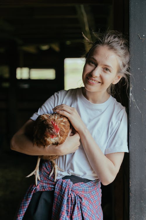 Image d'une fille tenant une poule