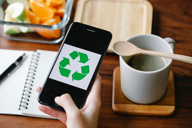 Image téléphone avec logo du recyclage.